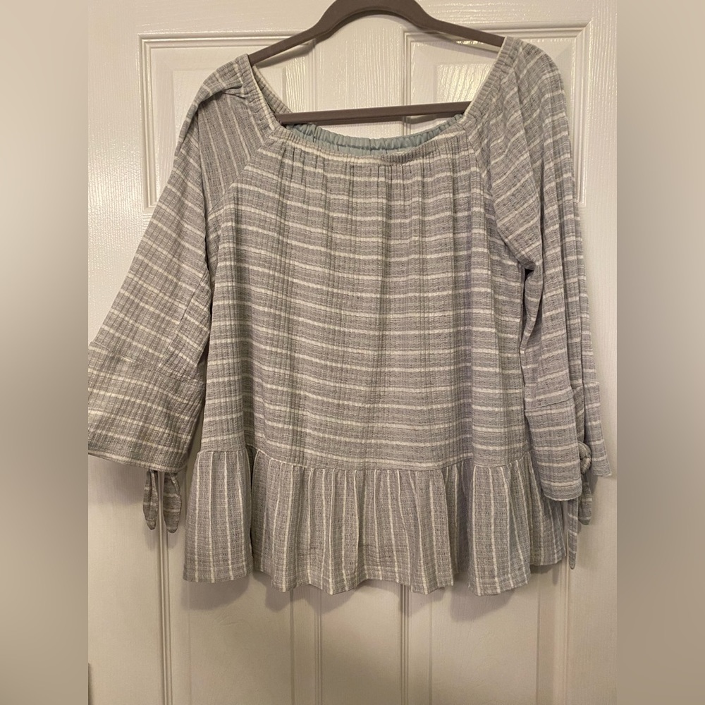 Altar’d State Women’s off the shoulder top (M)